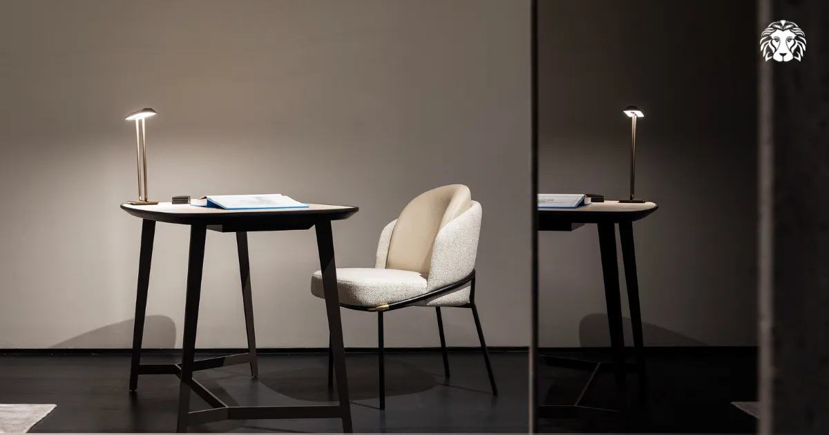 Ánh sáng của đèn bàn sẽ giúp bạn nhìn rõ tài liệu và sự tập trung khi làm việc