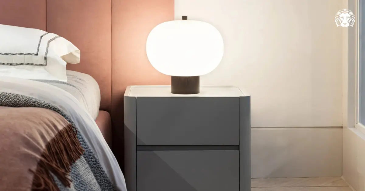Đèn ngủ giúp tạo ánh sáng dịu nhẹ, mang lại cảm giác thư giãn