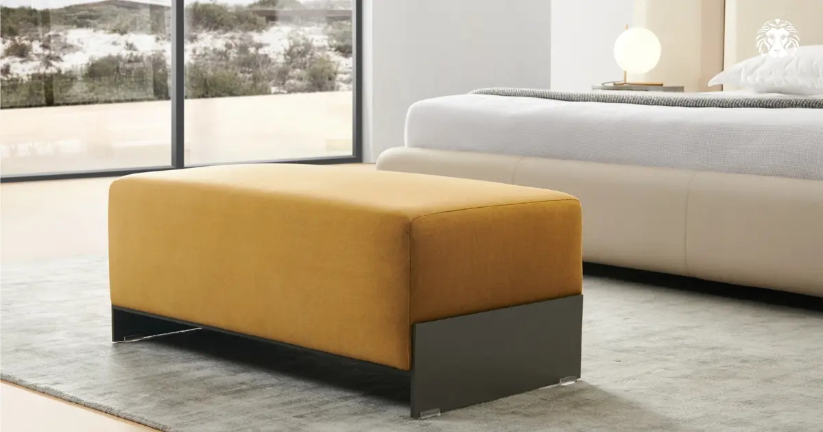 Ghế băng cuối giường bọc vải nỉ tạo điểm nhấn tinh tế và tăng tính tiện nghi cho không gian phòng 