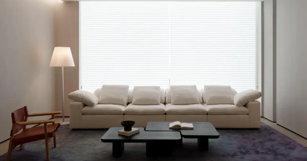 Không đặt ghế sofa dưới xà ngang, đèn chùm hoặc quạt trần