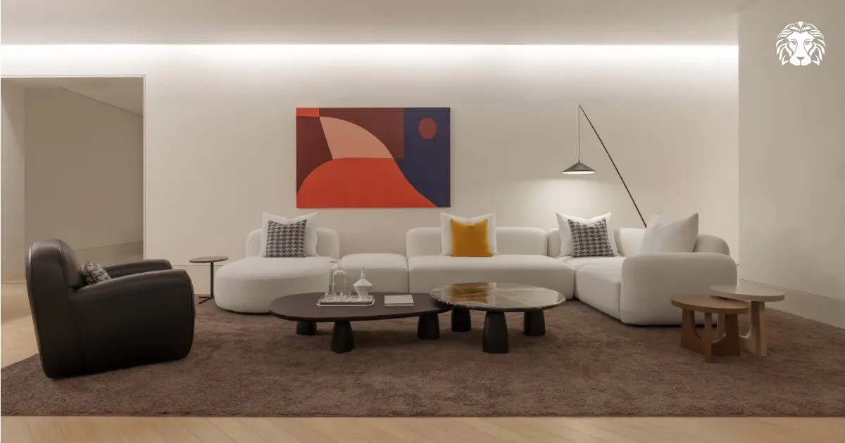 Sofa 4 chỗ ngồi nên được phối với bàn trà thấp và thảm lớn để tạo bố cục cân đối, hài hòa tổng thể