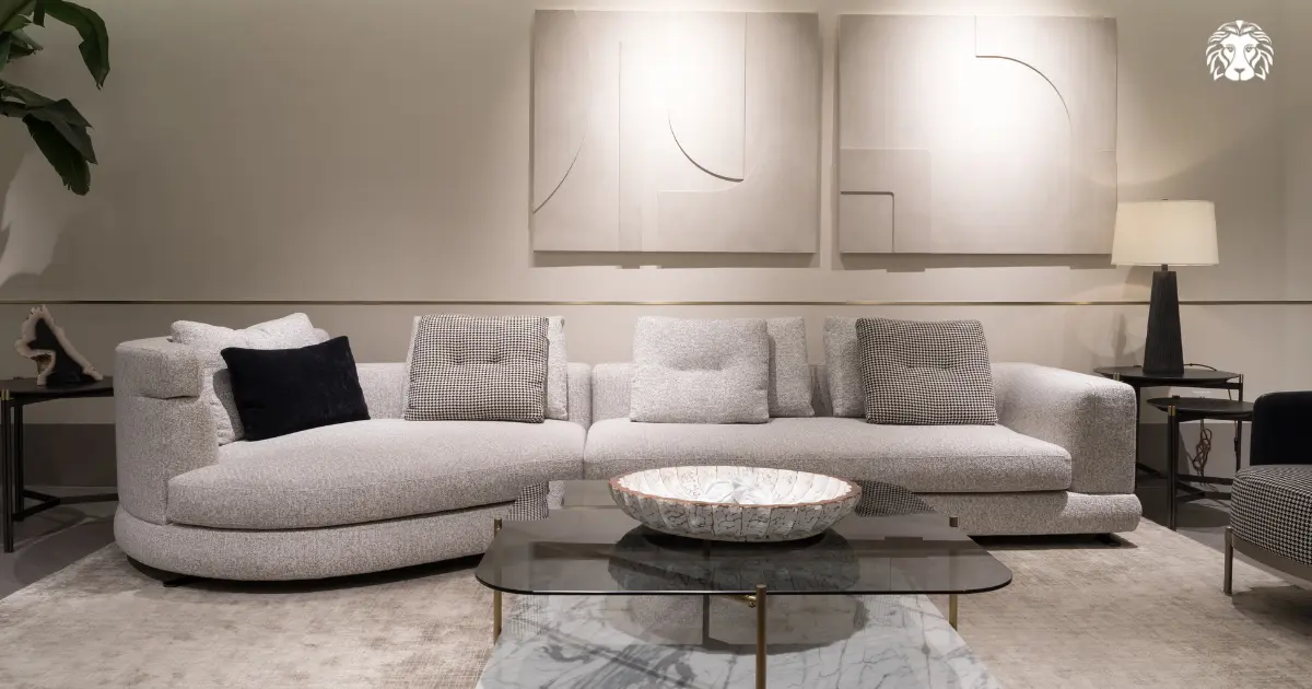 Sofa 4 chỗ ngồi phong cách hiện đại với thiết kế form thấp, bo cong nhẹ, bọc vải sáng màu