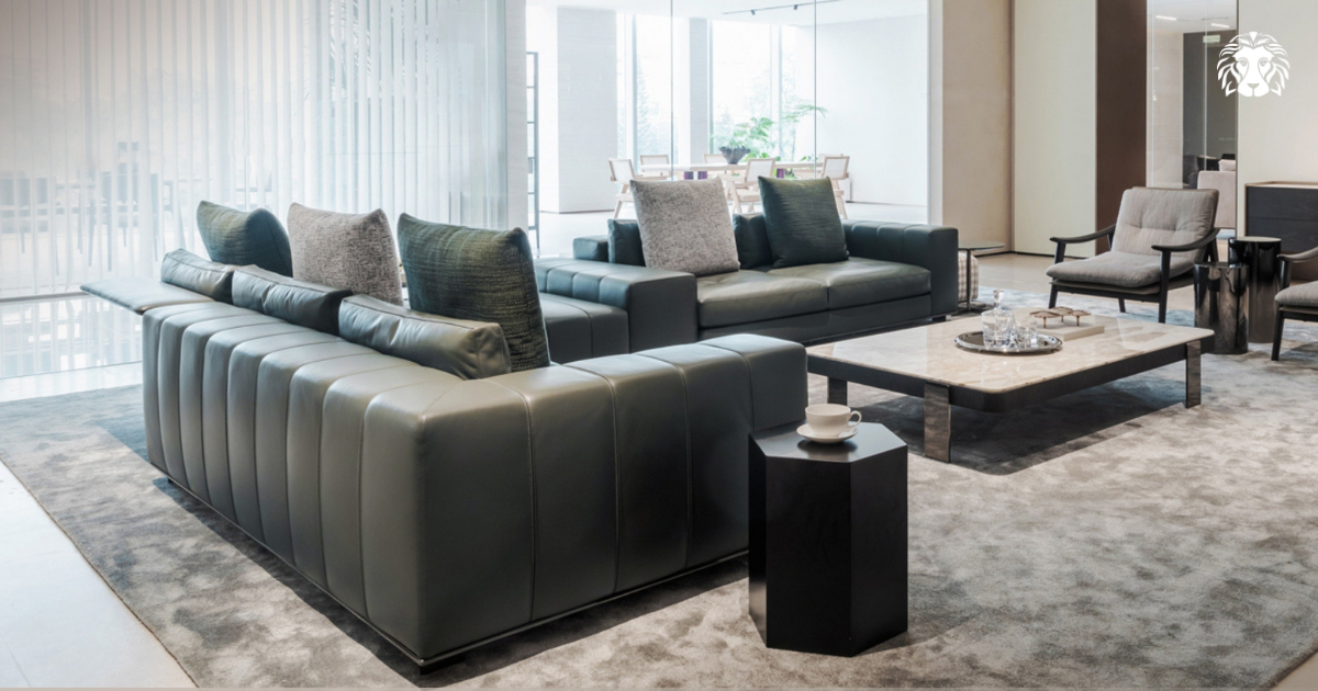 Sofa bọc da bề mặt mịn, căng phẳng và ít nếp gấp, giúp lau chùi nhanh, không bám bụi