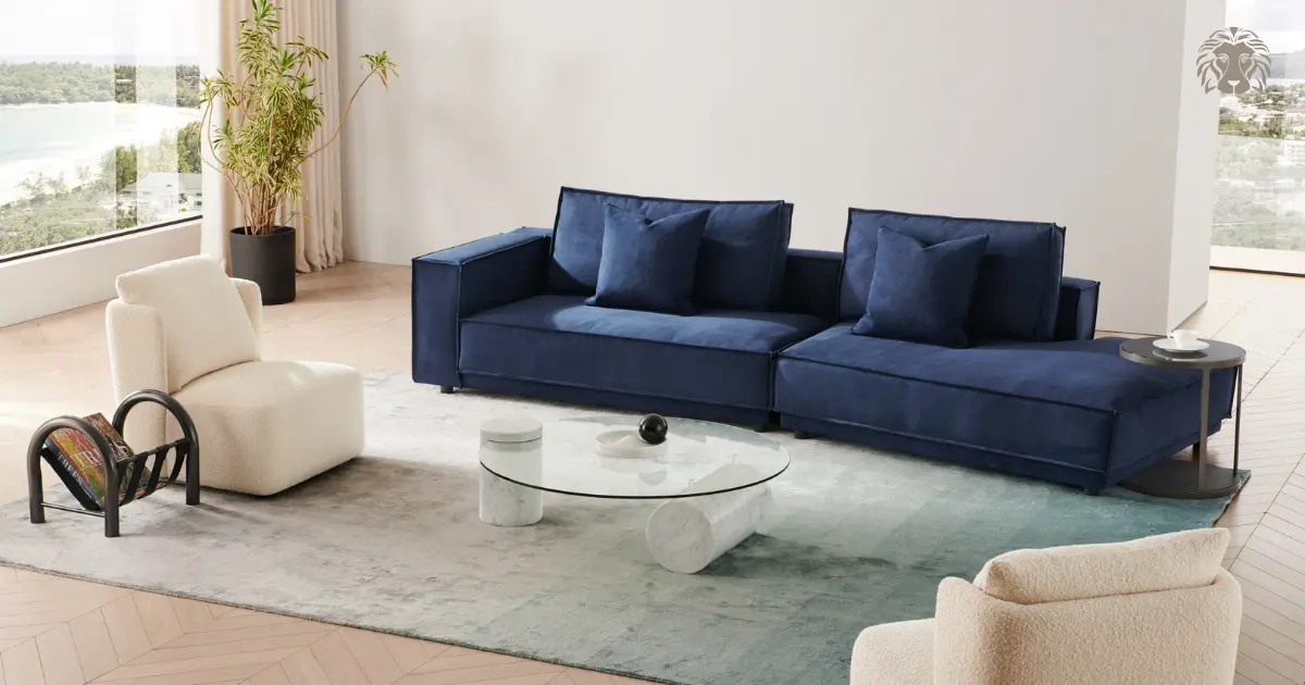 Sofa đôi bọc vải tạo điểm nhấn trong không gian sáng, mang lại vẻ trẻ trung, tinh tế