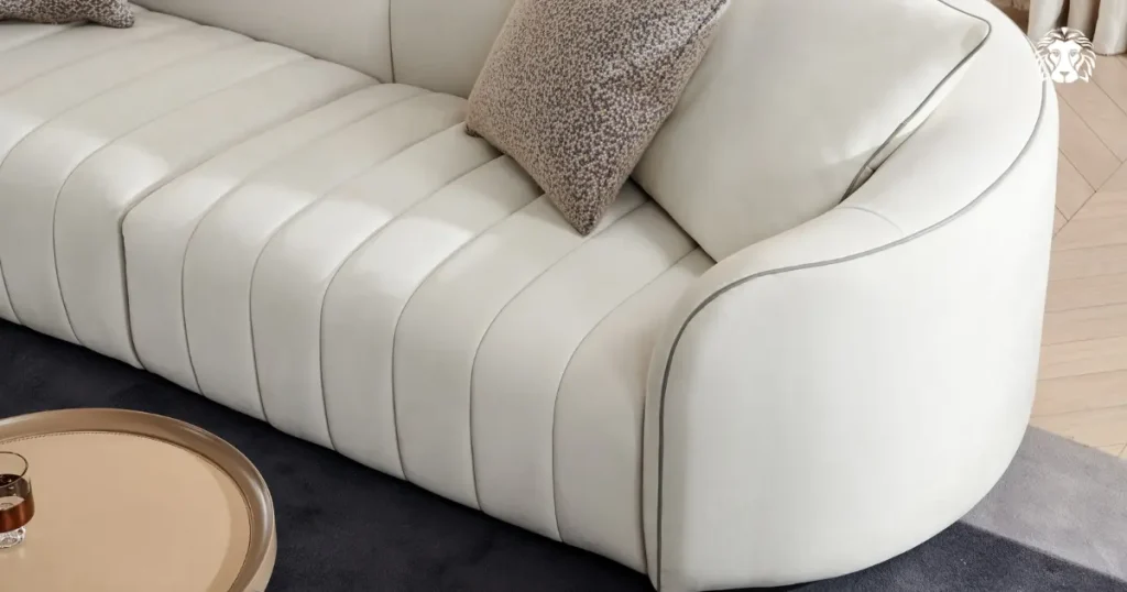 Bạn có thể phân biệt da thật bằng cách kiểm tra độ mềm và khả năng đàn hồi của lớp da trên sofa
