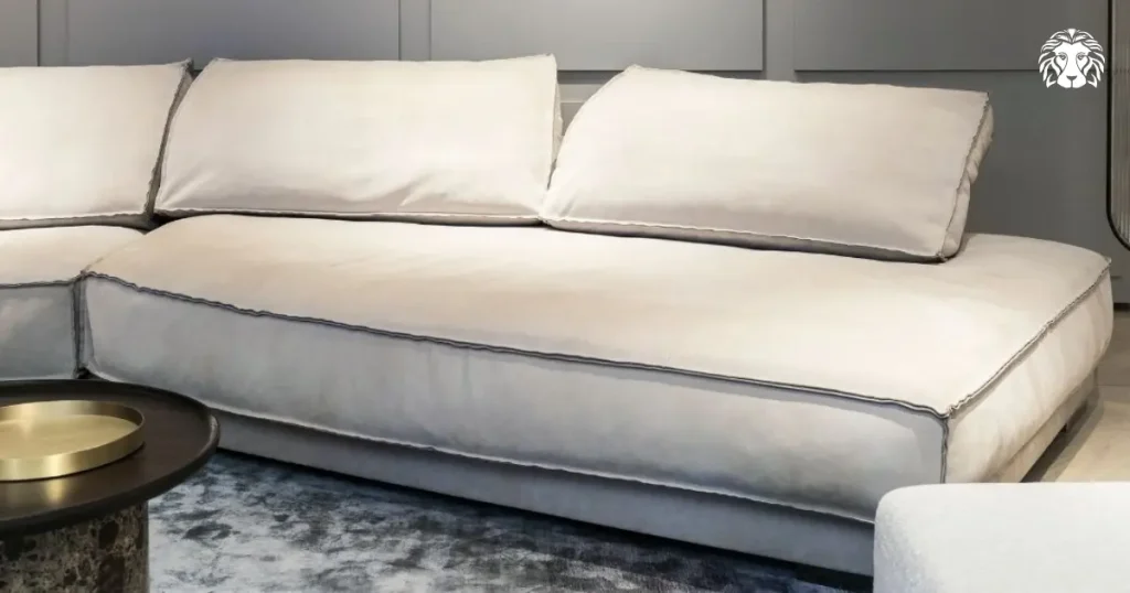 Bạn nên kiểm tra độ đàn hồi và chất lượng đệm mút để đảm bảo sự thoải mái khi ngồi
