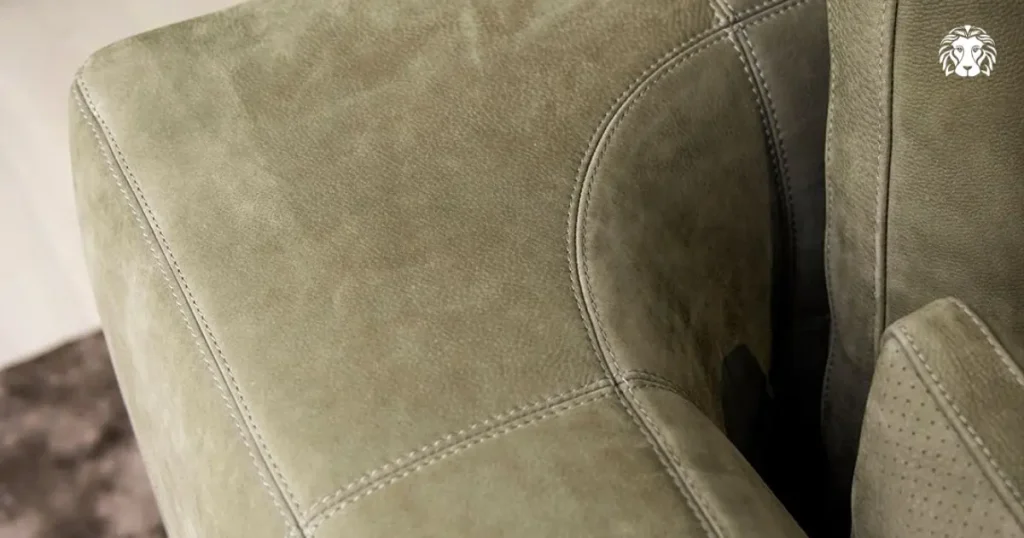 Cận cảnh các đường may và cấu trúc bề mặt sofa da thật
