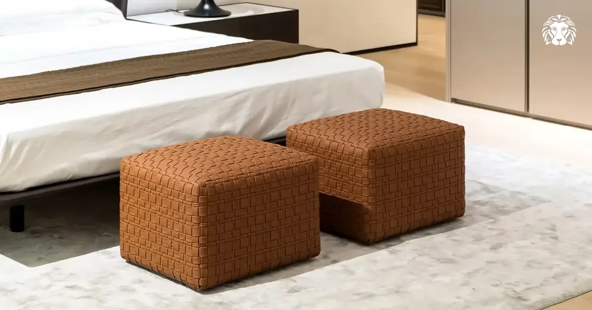 Ghế đôn vuông thường được sử dụng trong các không gian ưu tiên sự gọn gàng và cân đối