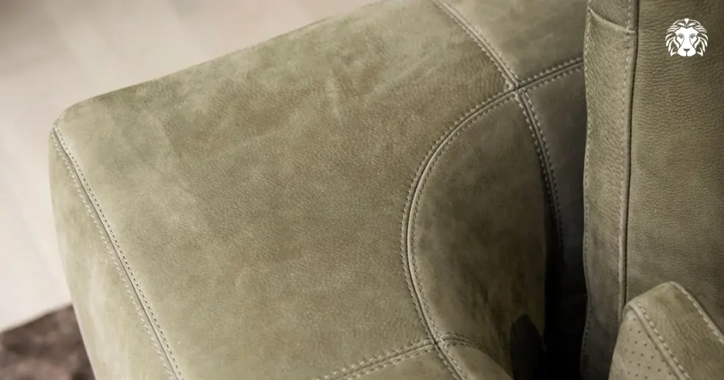 Kiểm tra đường may và độ hoàn thiện của sofa
