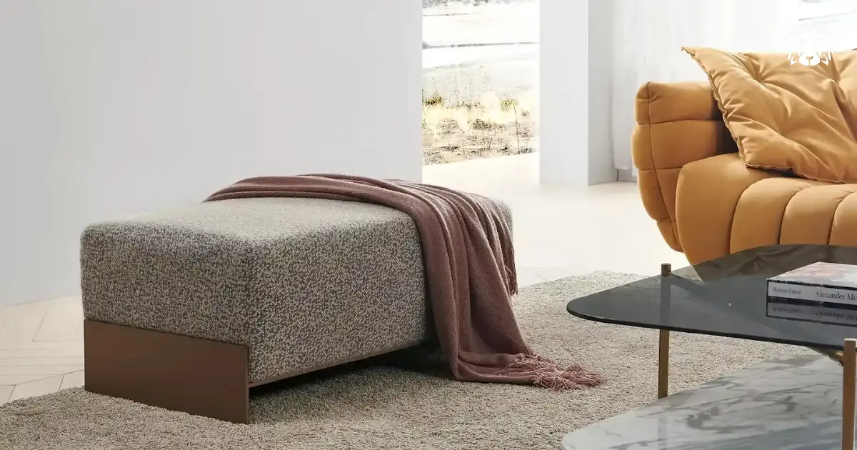 Kiểu dáng dài và cân đối giúp ghế đôn chữ nhật dễ kết hợp với phong cách nội thất hiện đại 