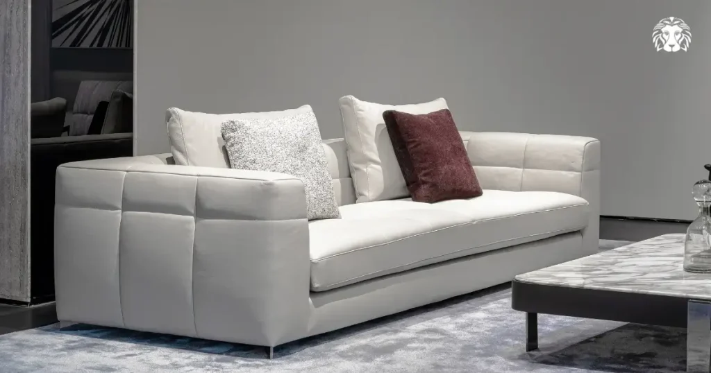 Một chiếc sofa văng kích thước phù hợp sẽ giúp căn phòng trông gọn gàng và thoáng hơn

