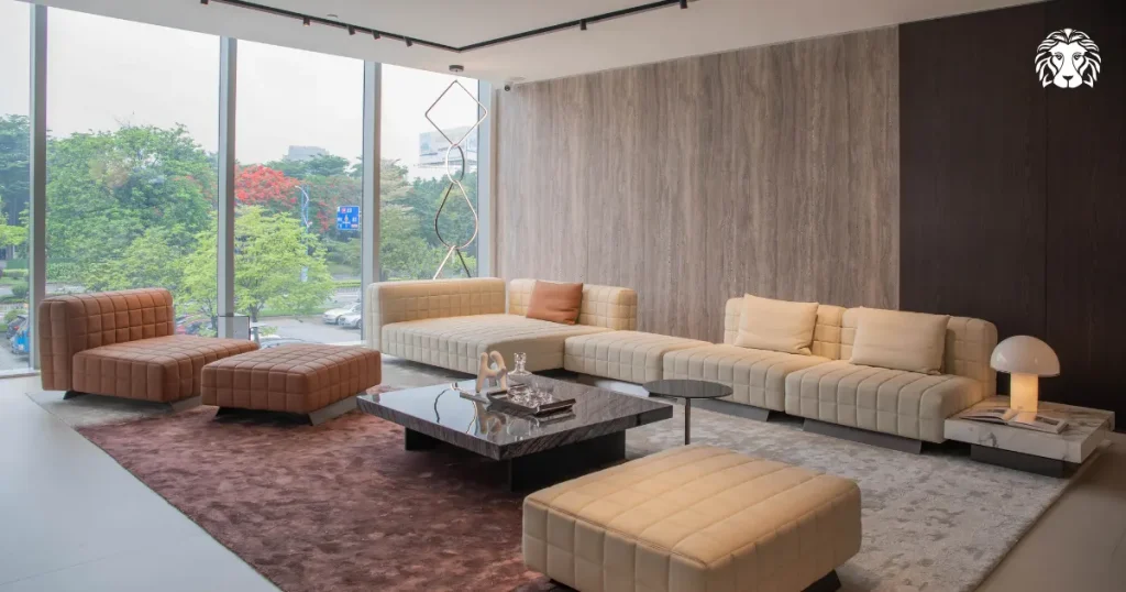 Nếu tường phòng khách nhà bạn có màu đậm, nên chọn sofa tông sáng như kem giúp cân bằng thị giác