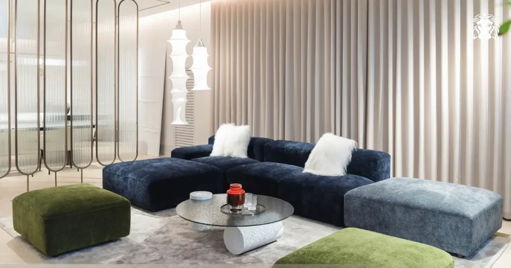Sofa chữ U cỡ nhỏ giúp tiết kiệm diện tích mà vẫn giữ được kiểu dáng cân đối cho không gian
