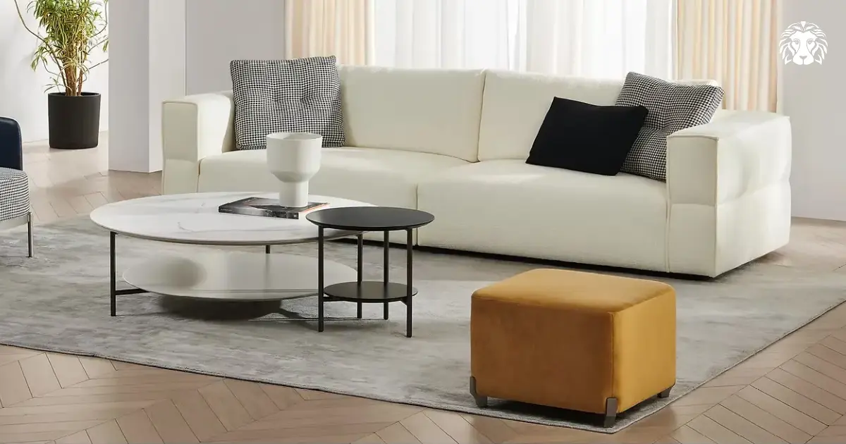 Với màu sắc nổi bật, ghế đôn trở thành điểm nhấn trong phòng khách