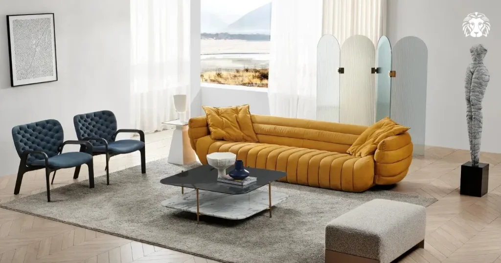 Gam màu caramel ấm áp của sofa ôm trọn những múi đệm êm ái, biến căn hộ nhỏ thành tổ ấm thư thái