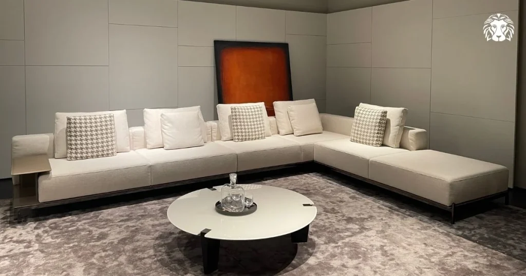 Gam màu be trên sofa mang lại sự nhẹ nhàng, thanh lịch