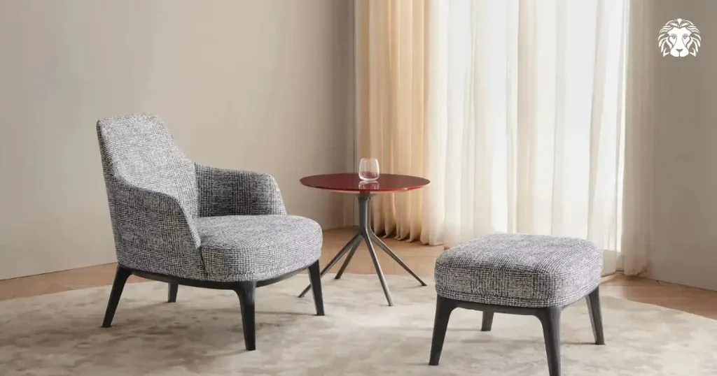 Sofa đơn màu xám có kích thước nhỏ gọn nên dễ di chuyển và sắp xếp linh hoạt
