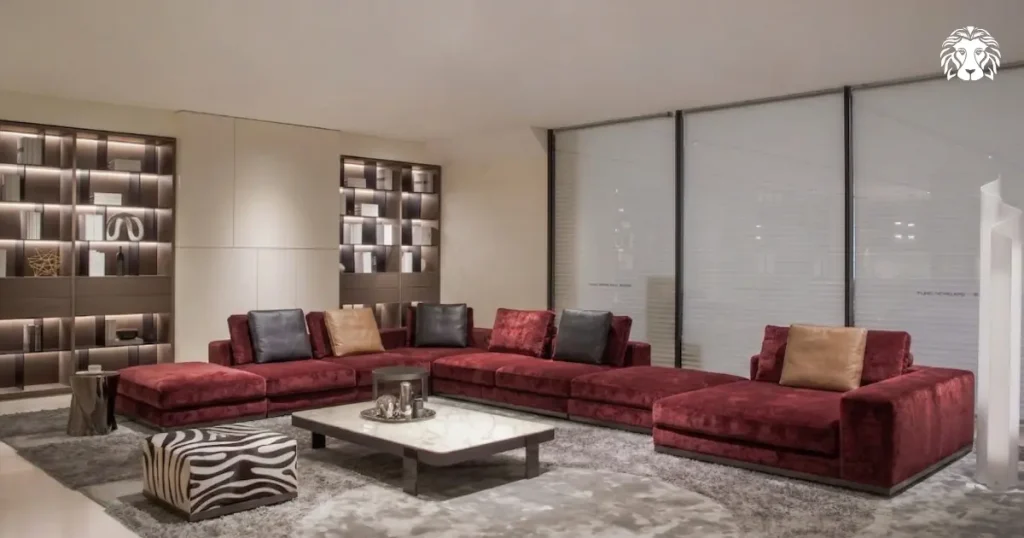 Sofa góc chữ U màu đỏ tạo không gian quây quần ấm cúng, nổi bật nhưng cần chọn sắc độ phù hợp để tránh cảm giác chật chội
