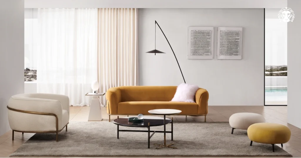 Sofa vải/nhung màu vàng mềm mại, lên màu đẹp, tạo chiều sâu nhưng cần vệ sinh kỹ hơn da