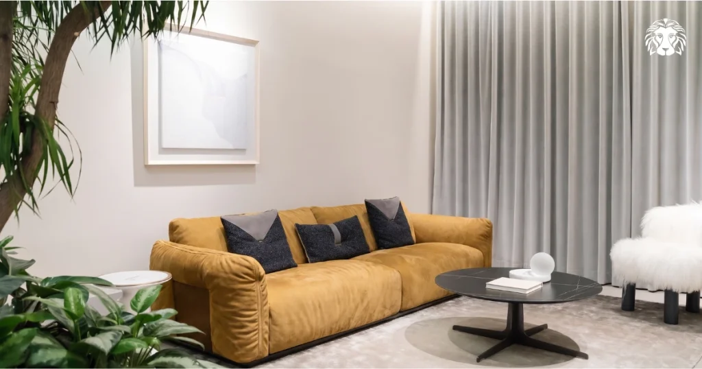 Sofa văng màu vàng gọn gàng, dễ bố trí, phù hợp nhiều không gian và tạo điểm nhấn ấm áp