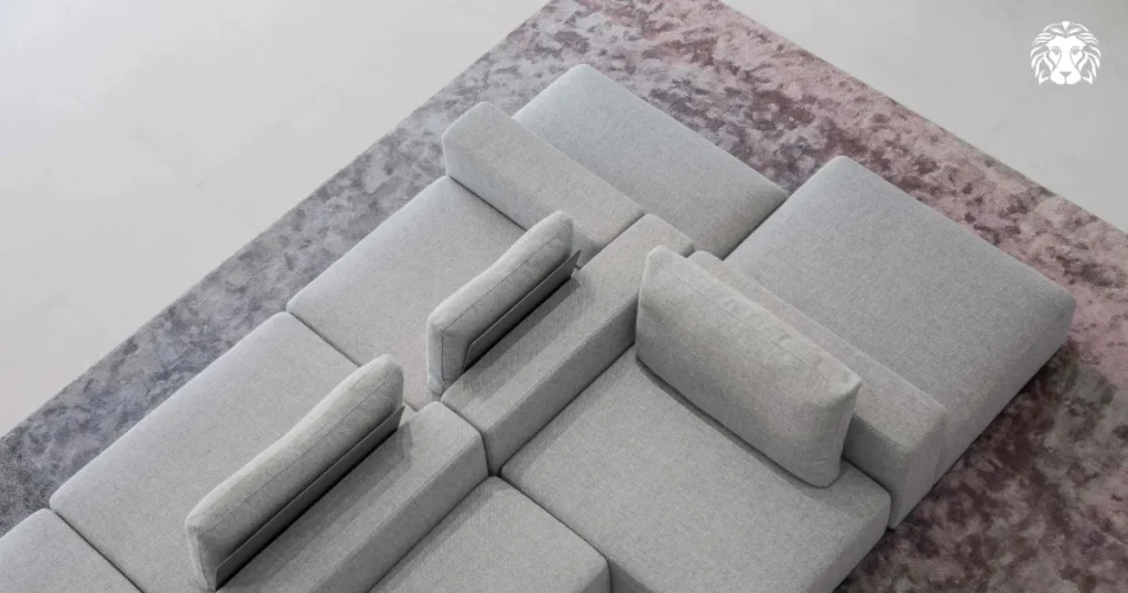 Sofa xám thường có kiểu dáng đơn giản, ít chi tiết và kích thước gọn gàng
