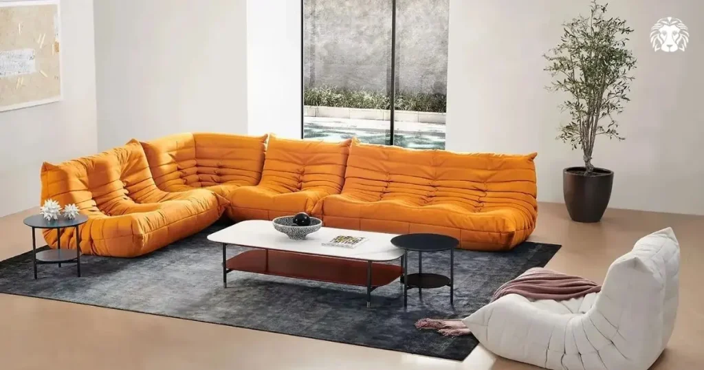 Sofa màu cam nổi bật tạo điểm nhấn ấm áp cho không gian phòng khách