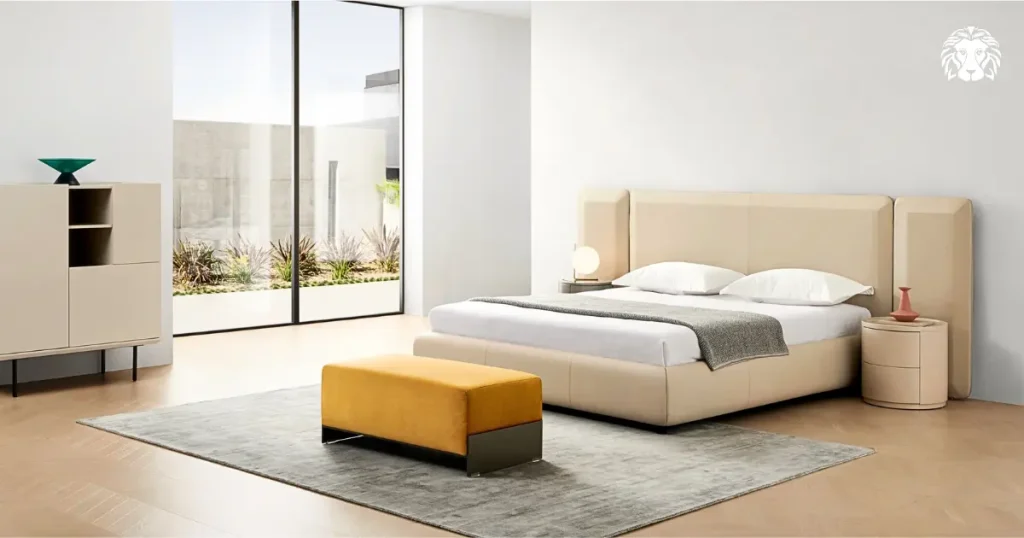 Giường đặt trung tâm, phối cùng màu sáng để mở rộng thị giác