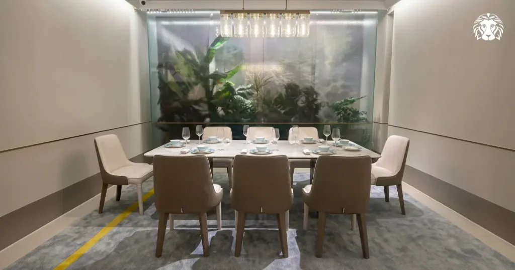Đường nét chỉn chu, chất liệu cao cấp và tỷ lệ cân đối giúp bộ bàn ăn 8 ghế cổ điển hoặc tân cổ điển tăng vẻ trang nhã cho không gian rộng