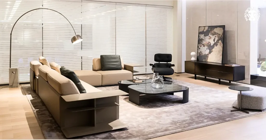 Sofa lớn, thảm trải sàn và đèn tạo điểm nhấn