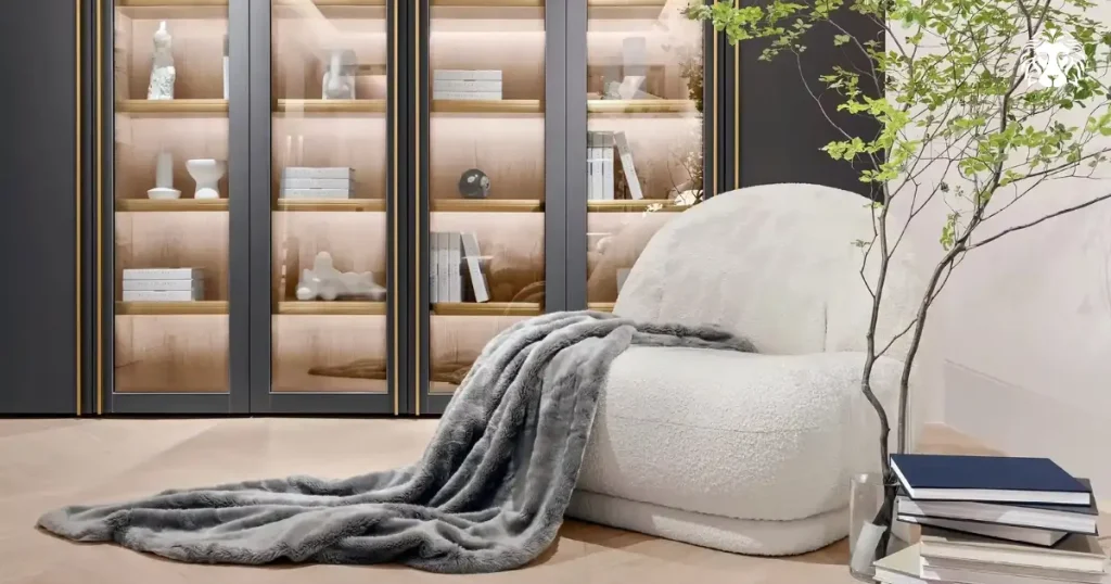 Sofa phòng ngủ bọc nỉ phù hợp với những ai muốn căn phòng có cảm giác ấm cúng và mềm mại