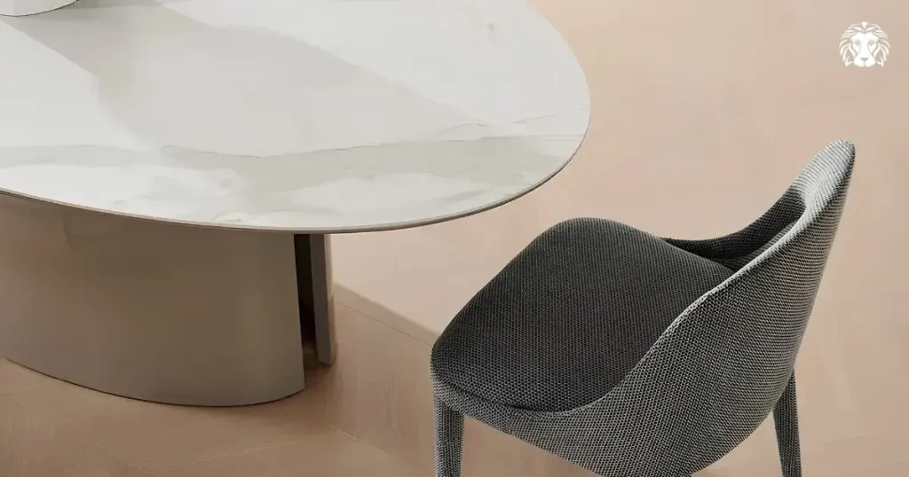Ghế ăn gỗ tự nhiên bọc vải mang lại cảm giác êm ái, tạo vẻ mềm mại cho phòng ăn