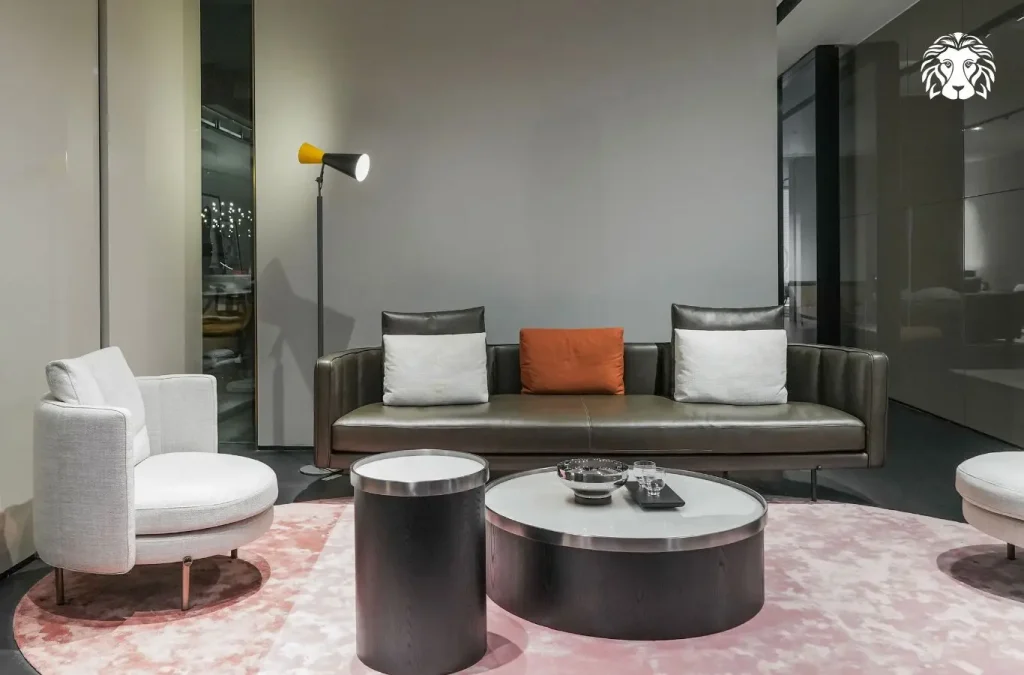 Tính linh hoạt giúp dễ dàng kết hợp với sofa đơn hoặc bàn trà