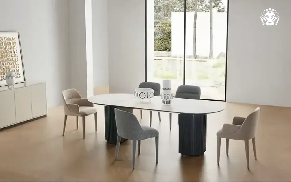 Bàn ăn hình oval kết hợp sự mềm mại và khả năng chứa nhiều chỗ ngồi cho gia đình đông người.
