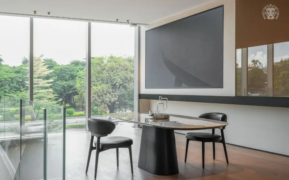 Bàn ăn chân gỗ mặt đá mang lại độ bền cao và dễ vệ sinh nhưng cần lưu ý về trọng lượng khi di chuyển