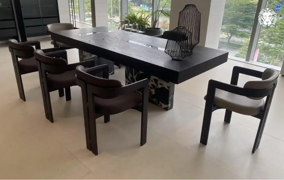 Bàn ăn gỗ công nghiệp có chi phí hợp lý, đa dạng mẫu mã và phù hợp với nhu cầu sử dụng của nhiều gia đình.