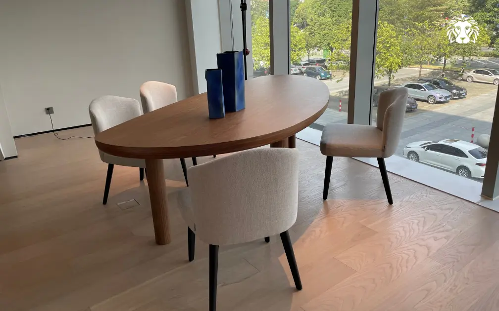 Ghế bọc vải đường cong nhẹ hài hòa với bàn ăn hình bầu dục (oval).