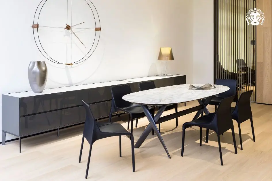 Bàn oval bo cong hai đầu vừa an toàn cho trẻ nhỏ, vừa tối ưu chỗ ngồi cho 10 người.