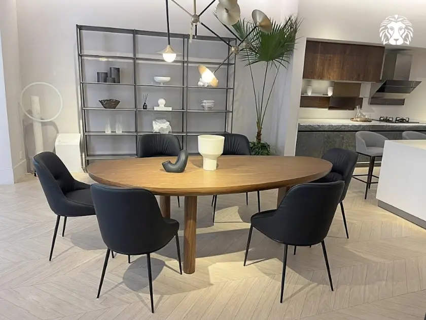 Ghế bọc vải đường cong nhẹ hài hòa với bàn ăn hình bầu dục (oval).
