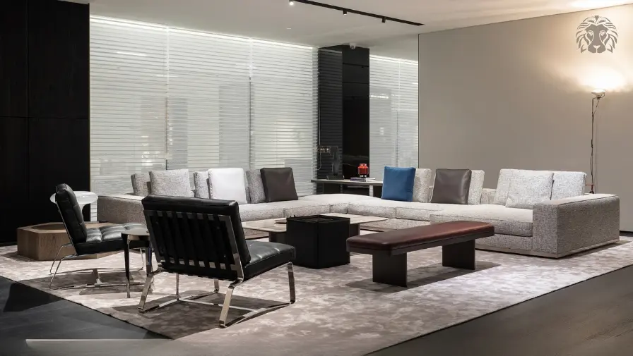 Bố trí sofa dựa vào mảng tường phẳng, tránh xung đối cửa ra vào giúp tụ khí tài lộc và mang lại cảm giác an tâm, thư thái cho cả gia đình. 
