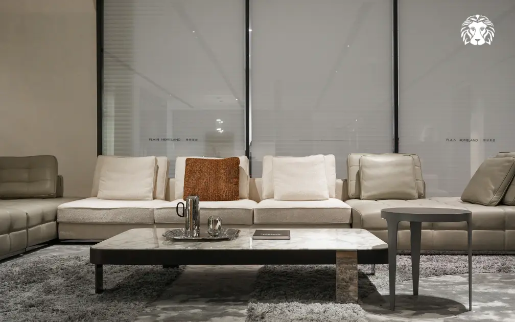 Dáng bàn trà chữ nhật hoặc oval đặt song song với sofa giúp duy trì lối di chuyển thông suốt theo chiều sâu nhà phố. 