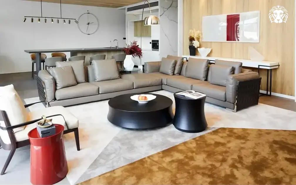 Phom trụ tròn màu đen tuyền của bàn tròn mang đến vẻ đẹp tối giản và sang trọng cho phòng khách