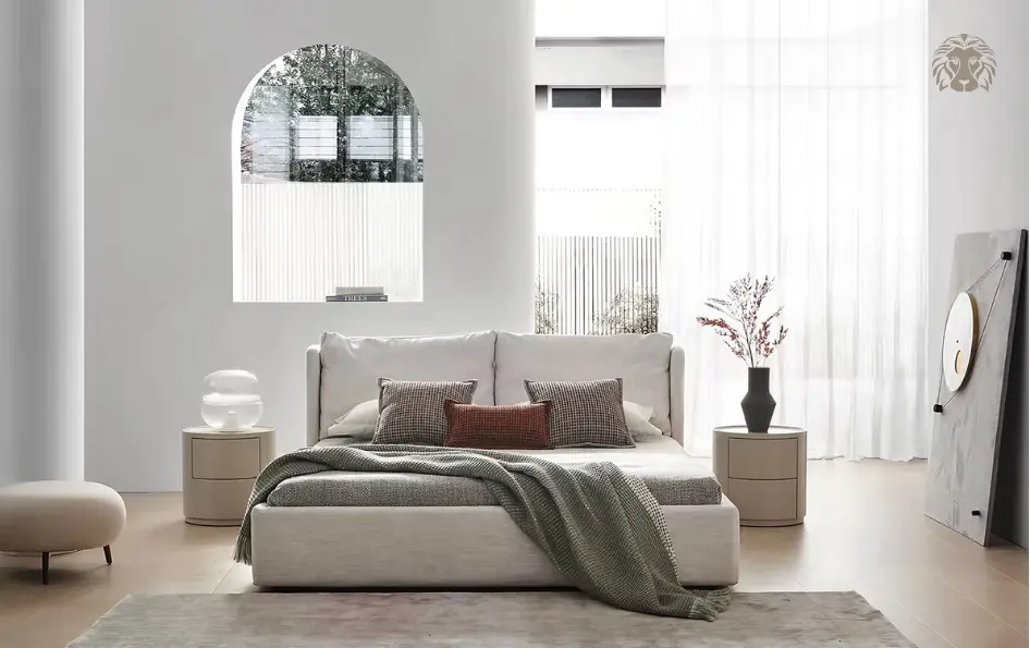 Phối màu giường ngủ cùng tông nhưng lệch sắc độ với màu tường tạo chiều sâu thị giác thanh lịch và thư thái.