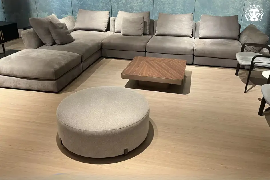Bàn vuông mặt gỗ kháng ẩm mang lại cảm giác ấm áp và tinh tế cho phòng khách.