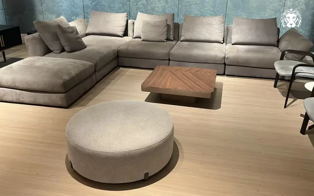Bàn trà gỗ vuông tạo điểm nhấn vững chắc ở trung tâm và phù hợp với những cụm sofa có bố cục cân đối.