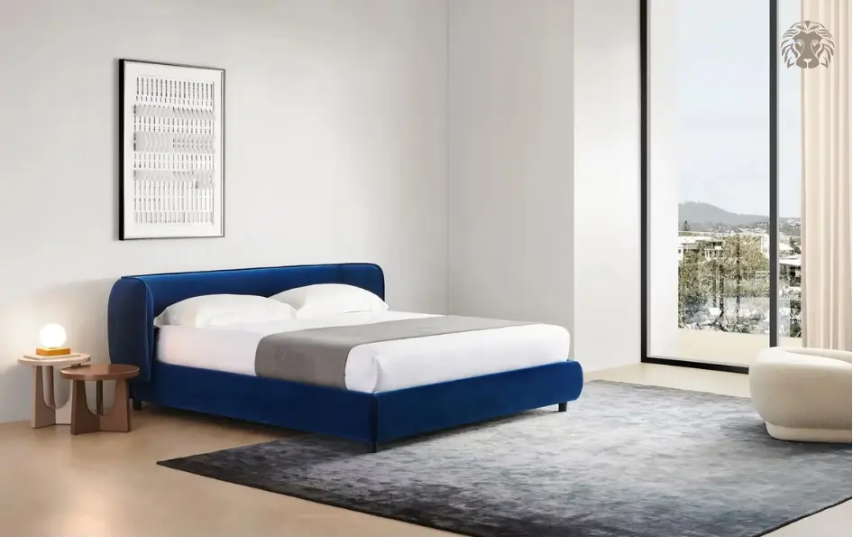Chất liệu vải nhung bắt sáng tinh tế kết hợp chi tiết may chần múi quý phái, tạo điểm nhấn quyền lực cho phòng ngủ master.