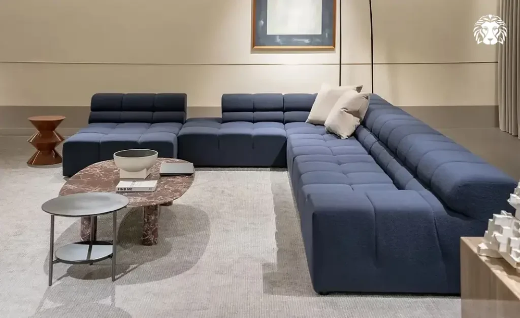 Tận dụng lưng tựa của sofa góc làm vách ngăn ước lệ phân tách phòng khách và phòng ăn, đảm bảo khoảng cách lối đi từ 90 - 100cm.