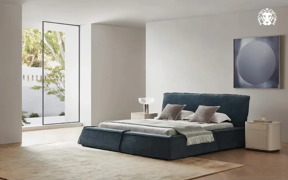 Tránh tựa đầu giường sát vách khu vực thờ cúng để không gian tâm linh luôn thanh tịnh và tâm lý người nằm được thư thái, an yên.