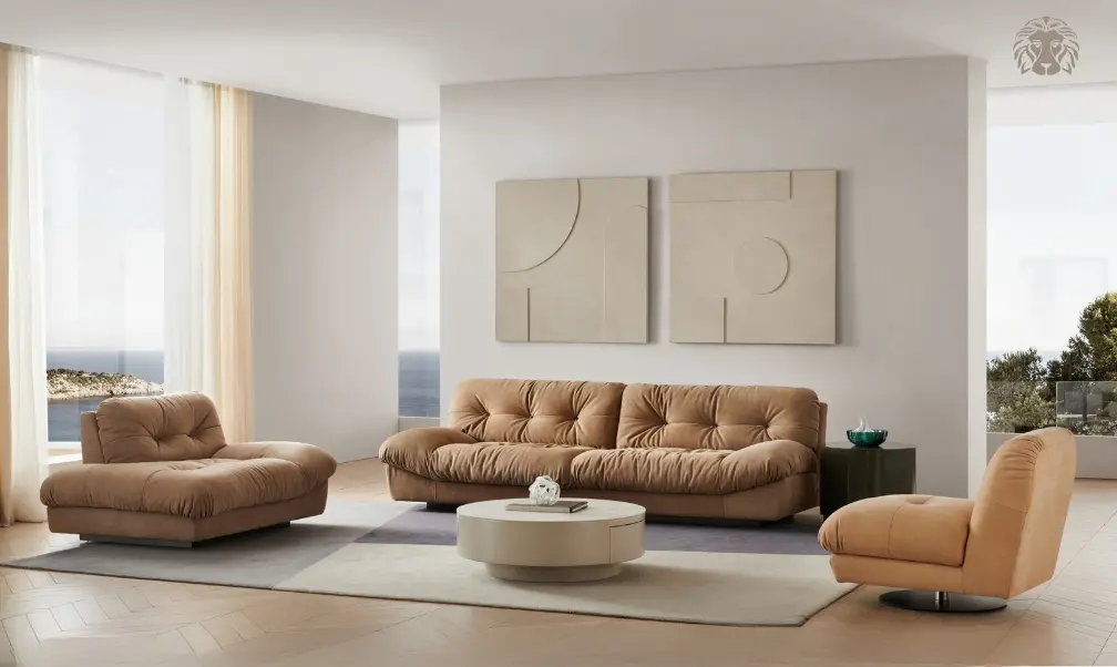 Kỹ thuật phối đồng sắc tôn vinh trọn vẹn đường nét mềm mại của mẫu sofa da lộn trong không gian liền mạch.