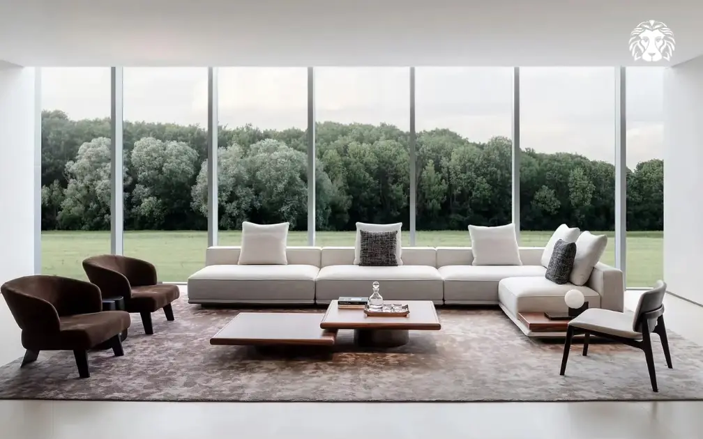 Bố trí sofa góc gần ban công đón trọn ánh sáng tự nhiên, kết hợp hệ rèm hai lớp giúp cản nhiệt và bảo vệ độ bền chất liệu bọc. 
