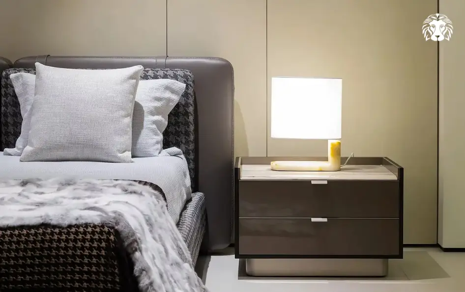 Sự chuyển tiếp tinh tế giữa bề mặt vải êm ái và đường viền da đĩnh đạc tạo nên diện diện mạo thời thượng.